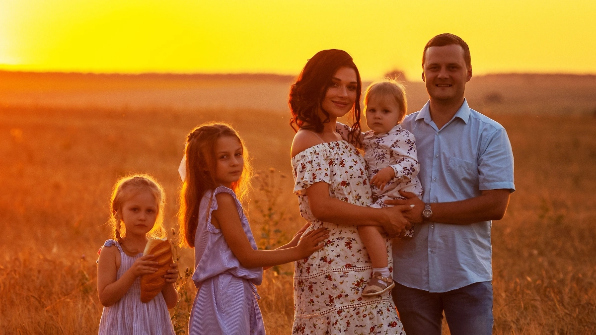 День семьи, любви и верности 2025 — это день, когда мы благодарим Бога за то, что послал нам наших родных и любимых. Обложка © Shutterstock / FOTODOM / foto_shabrova