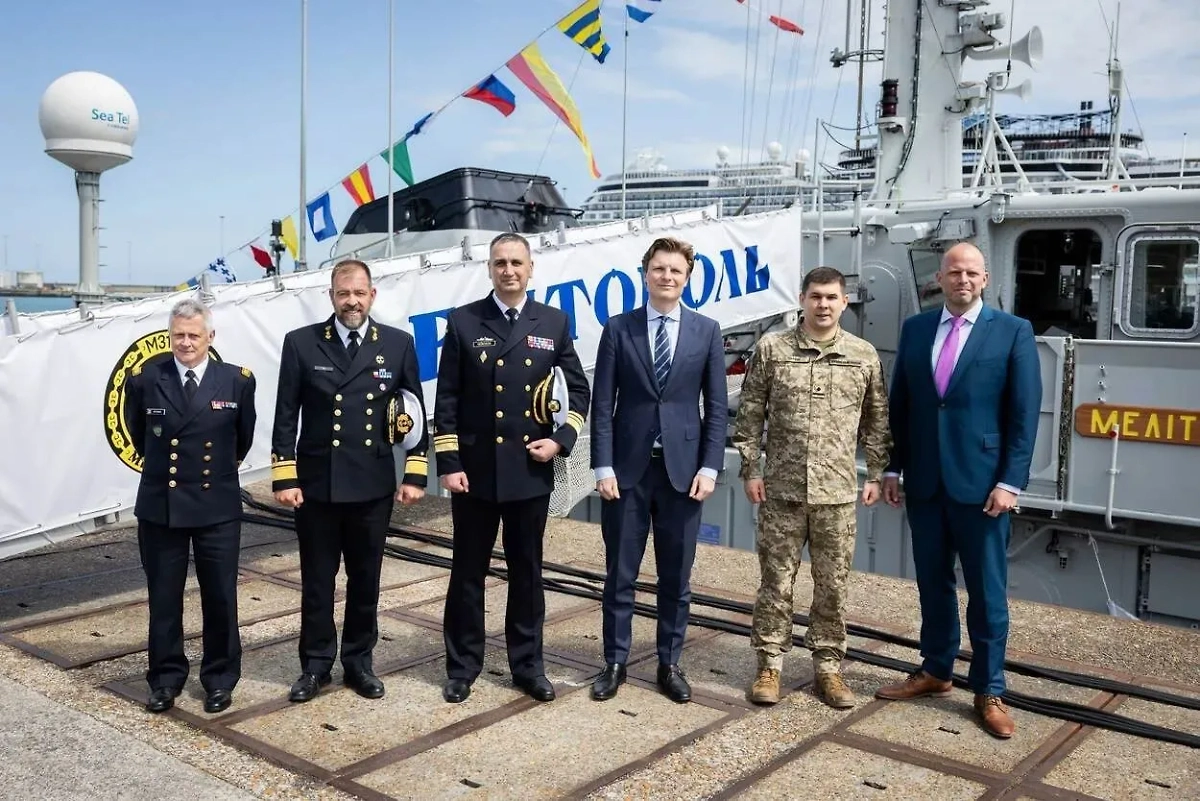 Передача тральщиков Киеву на военной базе в Зебрюгге. Обложка © X / Edward43075176