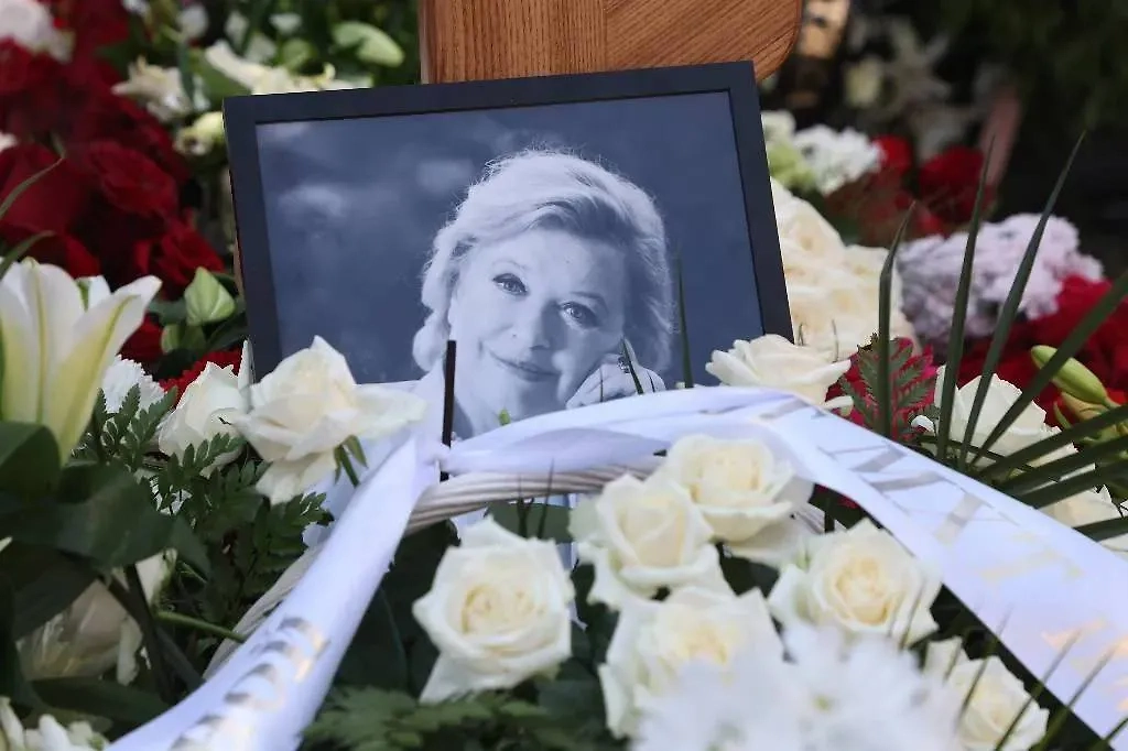 Портрет актрисы Валентины Талызиной на ее могиле на Ваганьковском кладбище.  Обложка © Алексей Белкин/NEWS.ru/ТАСС 