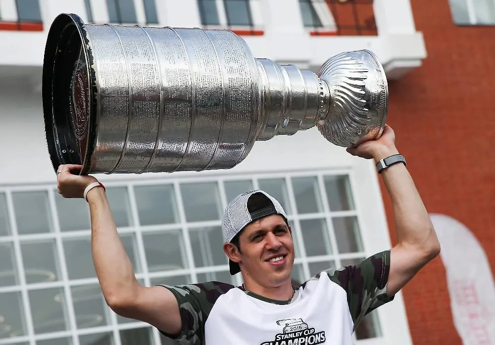 Хоккеист Евгений Малкин с Кубком Стэнли. Обложка © ТАСС / Антон Новодережкин