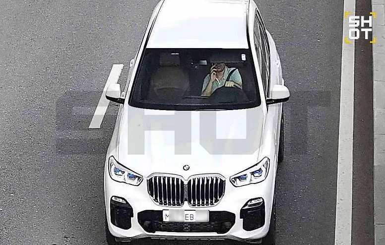 Евгений Малкин разговаривает по телефону за рулём. Фото © Telegram / SHOT