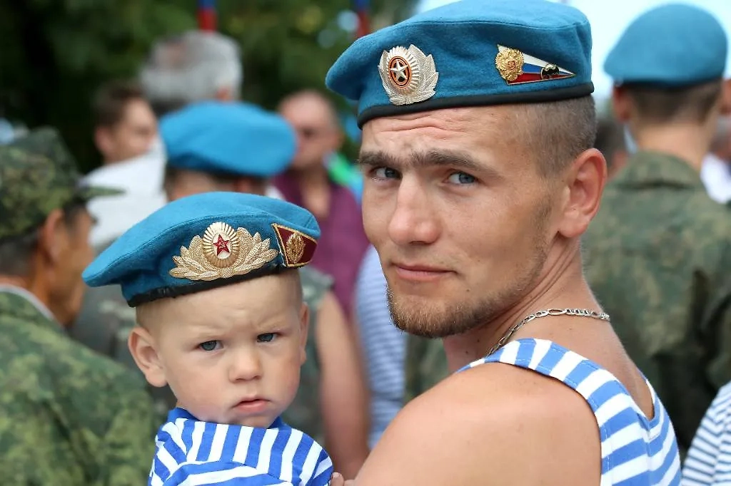 Если папу призвали в армию, то маме полагается пособие на ребёнка военнослужащего. Фото © ТАСС / Валентин Спринчак