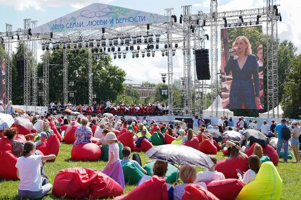 Ко Дню семьи, любви и верности в России готовят множество мероприятий. Фото © ТАСС / Елизавета Журавлёва 