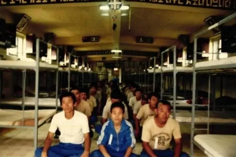 «Приют братьев»: концлагерь в Корее вдохновил создателей «Игры в кальмара». Фото © YouTube / Mystery Bro