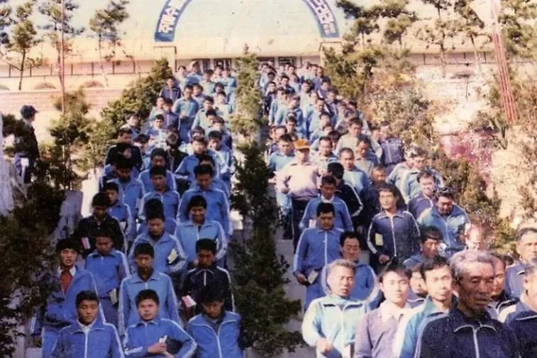 Создатели «Игры в кальмара» скрывали правду о корейском концлагере «Приют братьев». Фото © YouTube / Mystery Bro