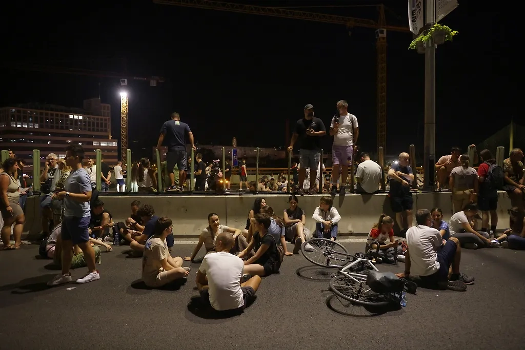 Молодые люди в Сербии. Обложка © ТАСС / EPA / ANDREJ CUKIC