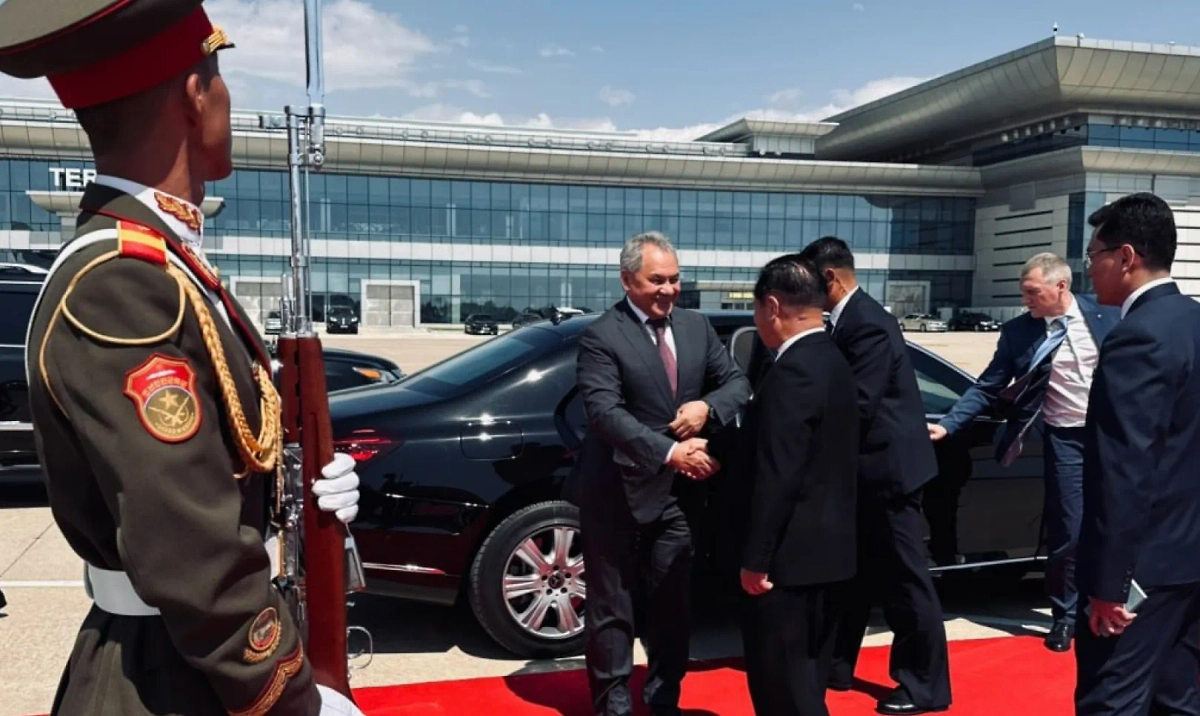 Сергей Шойгу в Пхеньяне. Обложка © VK / Посольство России в КНДР