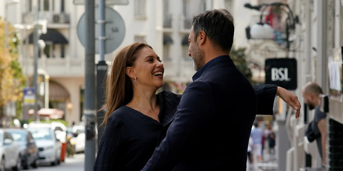 Третий сезон «Клюквенного щербета» завершился интригой. Обложка © Кадр из фильма «Клюквенный щербет», режиссёры Кетджхе, Айдын Булут, сценарист Мелис Дживелек и др. / Kinopoisk