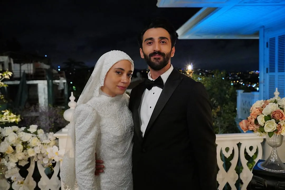 Нурсума и Фераз могут не остаться вместе — но всю интригу раскроет новый сезон. Фото © Instagram (признан экстремистской организацией и запрещён на территории Российской Федерации) / kizilcikserbetitv