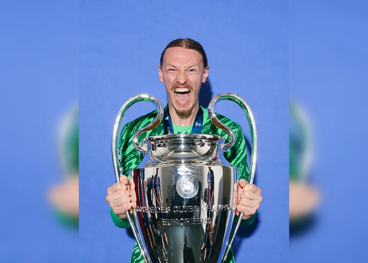 Матвей Сафонов с кубком Лиги чемпионов. Обложка © X / Paris Saint-Germain