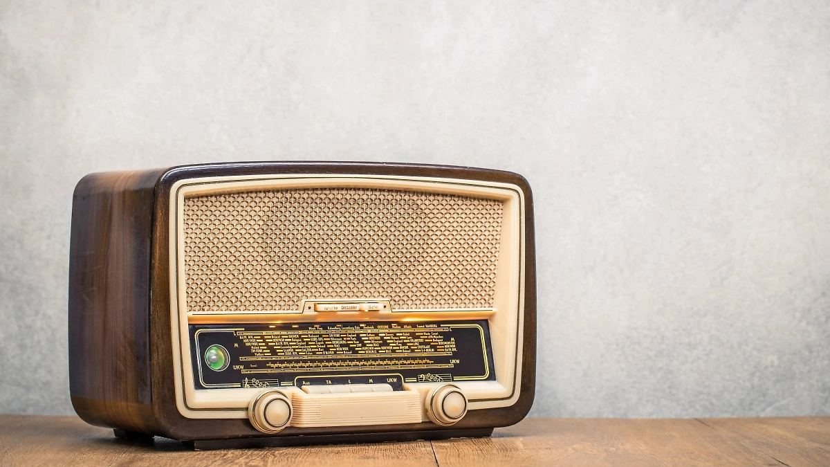 Радио. Обложка © Shutterstock / FOTODOM / BrAt82