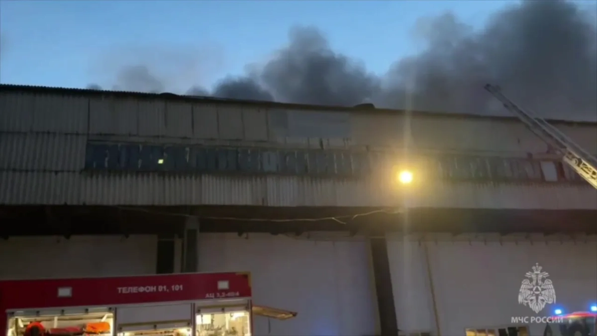 Пожар на заводе в Ярославле. Обложка © Telegram / МЧС России