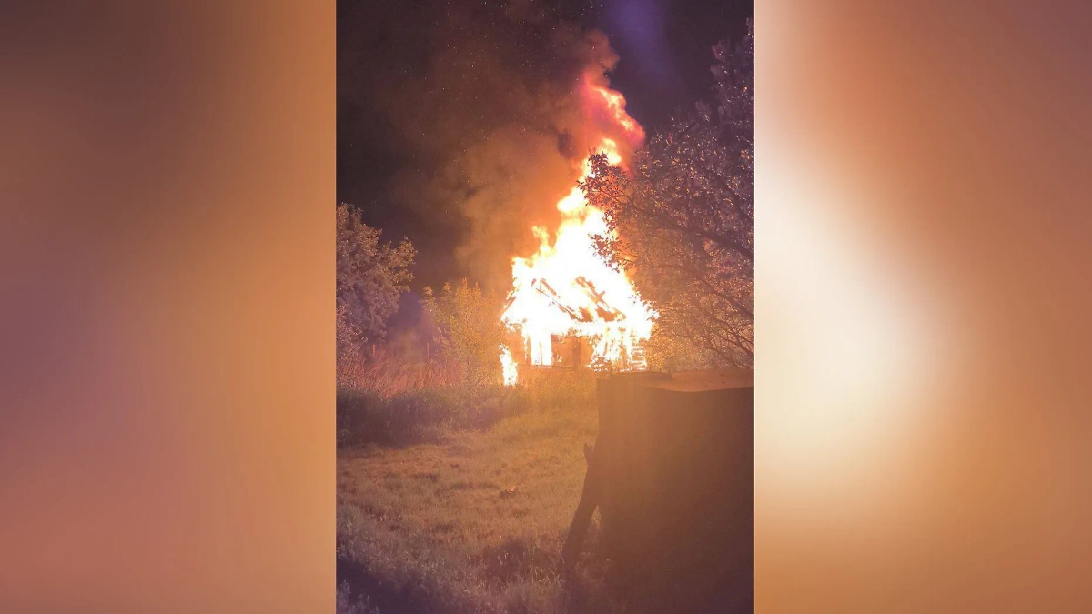 Пожар после прилёта БПЛА. Фото © Telegram / Александр Хинштейн