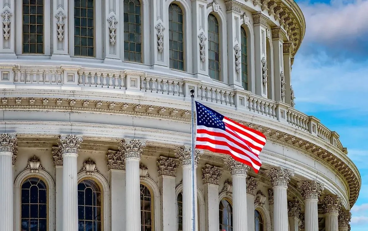 Флаг США. Обложка © Shutterstock / FOTODOM / Andrea Izzotti