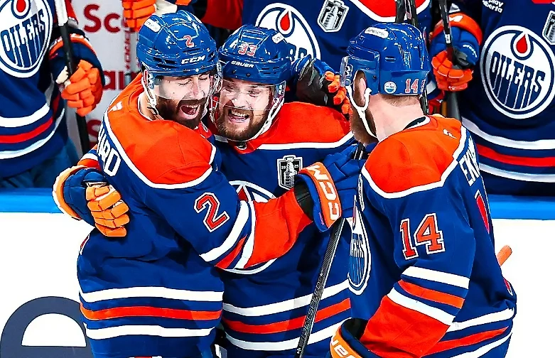 Хоккеисты «Эдмонтон Ойлерз» переиграли «Флориду Пантерз» на старте финала плей-офф НХЛ. Обложка © Х / NHL