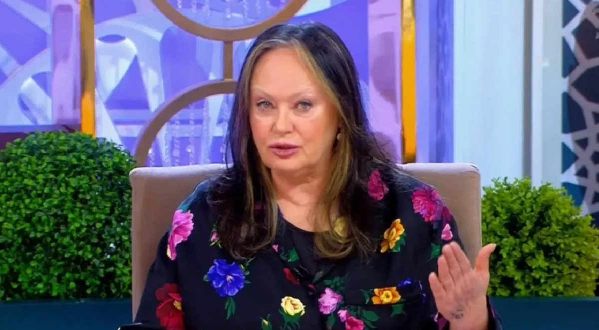 Лариса Гузеева в новом образе — без бровей и с седыми прядями. Обложка © Кадр из шоу «Давай поженимся» / Первый канал