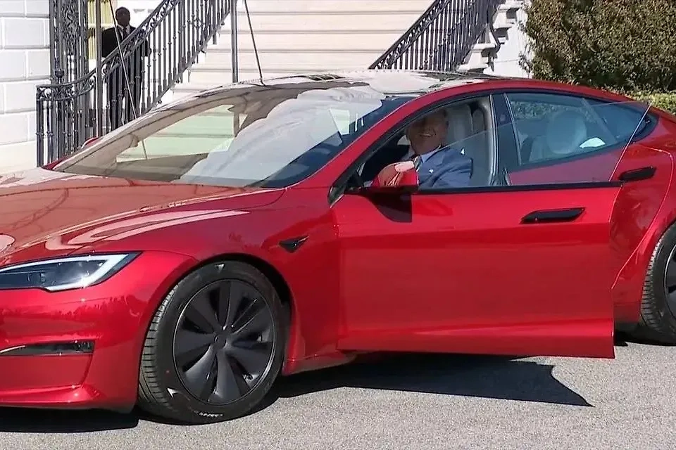 Обложка © X / Burt Macklin