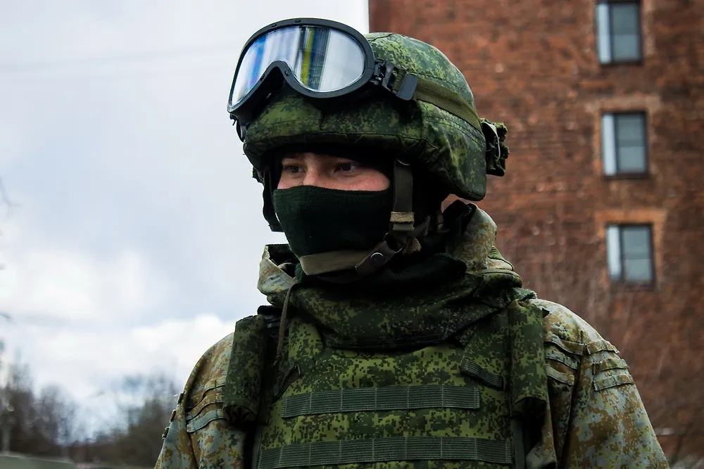 Военнослужащий. Обложка © Shutterstock / FOTODOM / Mikhail Anikaev