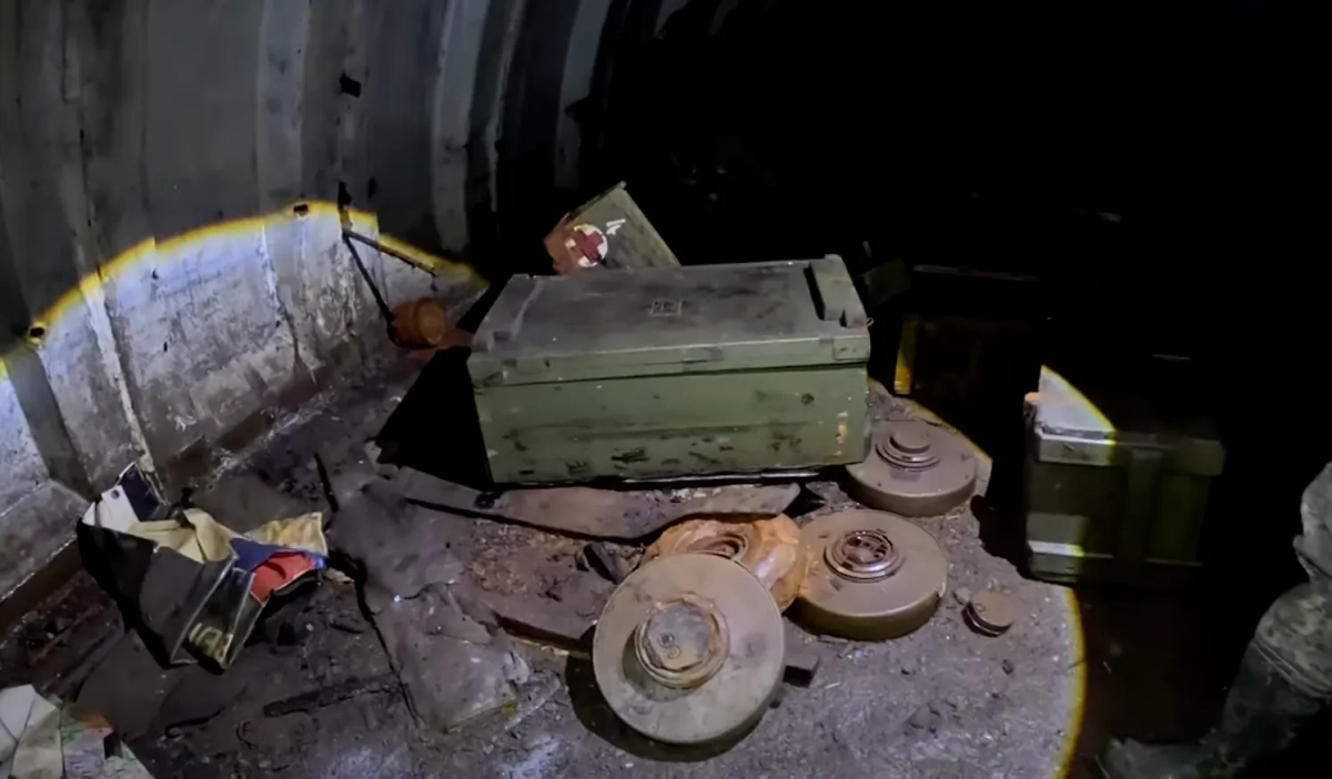 Противотанковые мины, обнаруженные блогером в укрытии на Сахалине. Фото © youtube / Простой сахалинец