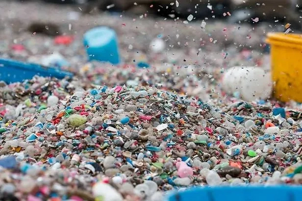 Частицы пластика. Обложка © Шедеврум / Life.ru