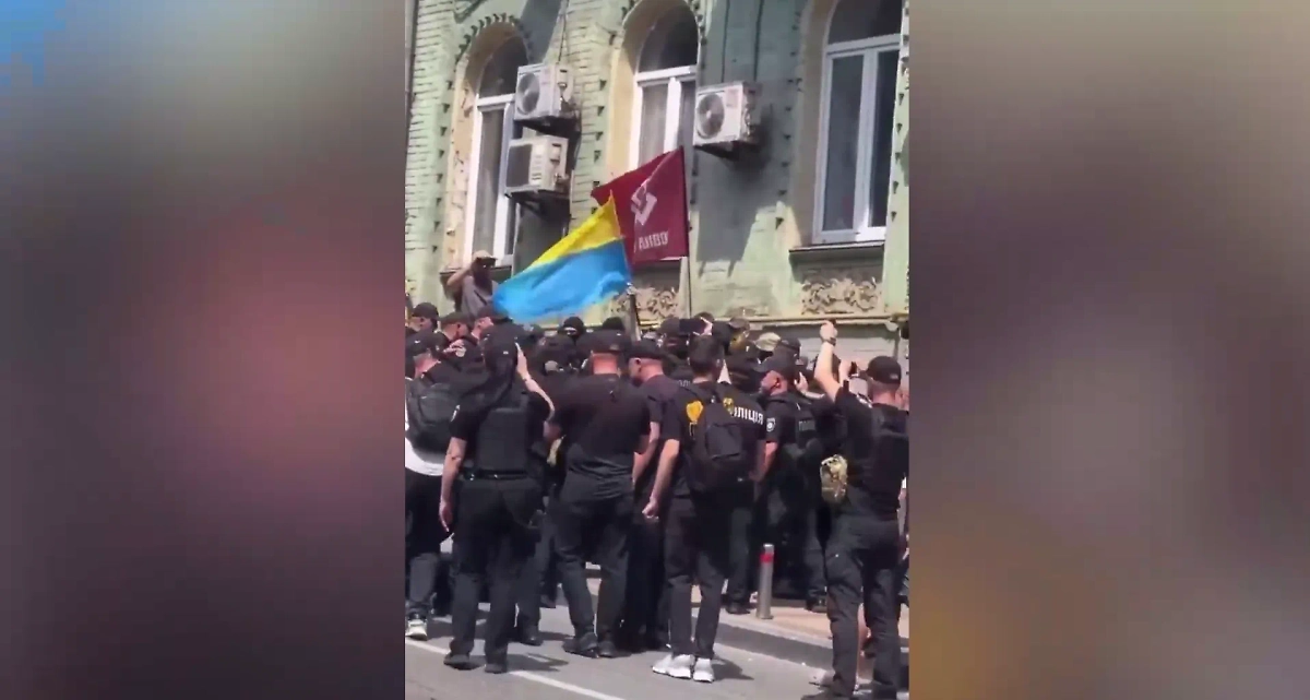 Кадр с ЛГБТ*-парада в Киеве. Обложка © X / UaCoins