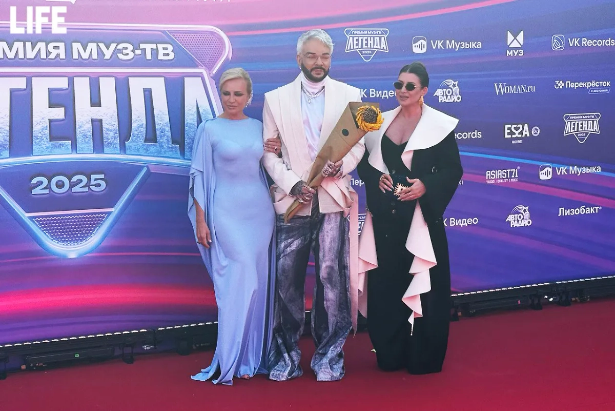 Филипп Киркоров появился на красной ковровой дорожке с Викторией Шеляговой и певицей Жасмин. Фото © Life.ru