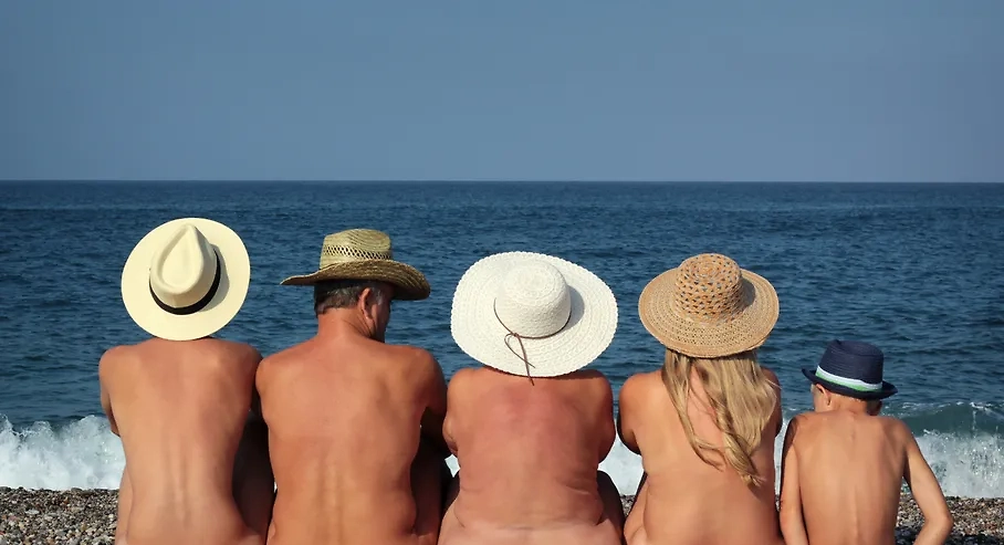 На нудистских пляжах повышается риск подхватить инфекции. Обложка © Shutterstock / FOTODOM / Mykola Komarovskyy