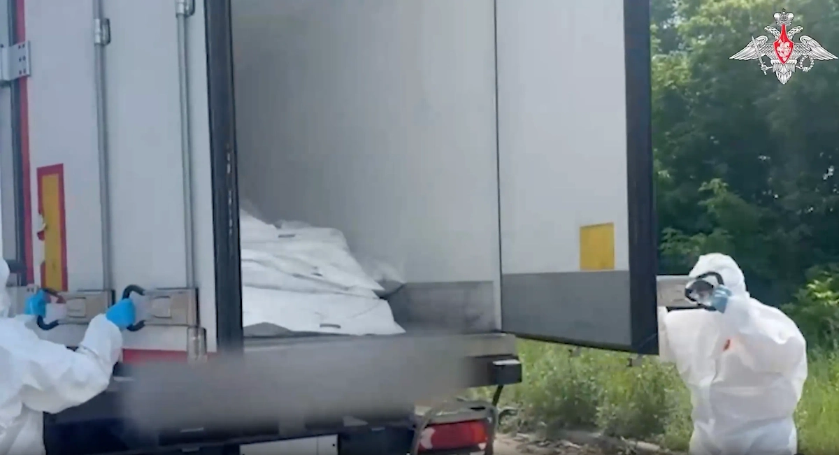 Рефрижераторы с первой партией тел украинских военных. Скриншот видео © Telegram / Минобороны России