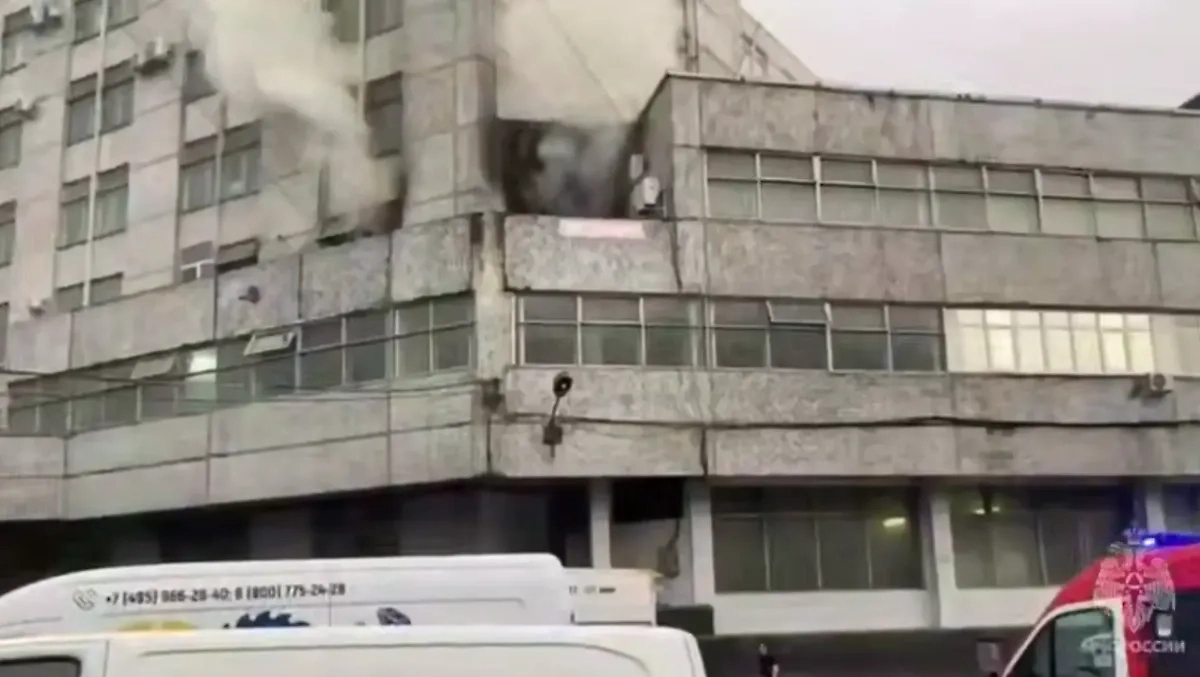 Пожар на заводе. Обложка © МЧС России