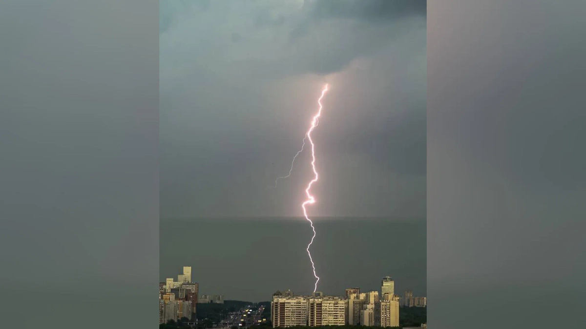 Гроза в Москве. Обложка © Telegram / Твоя Москва