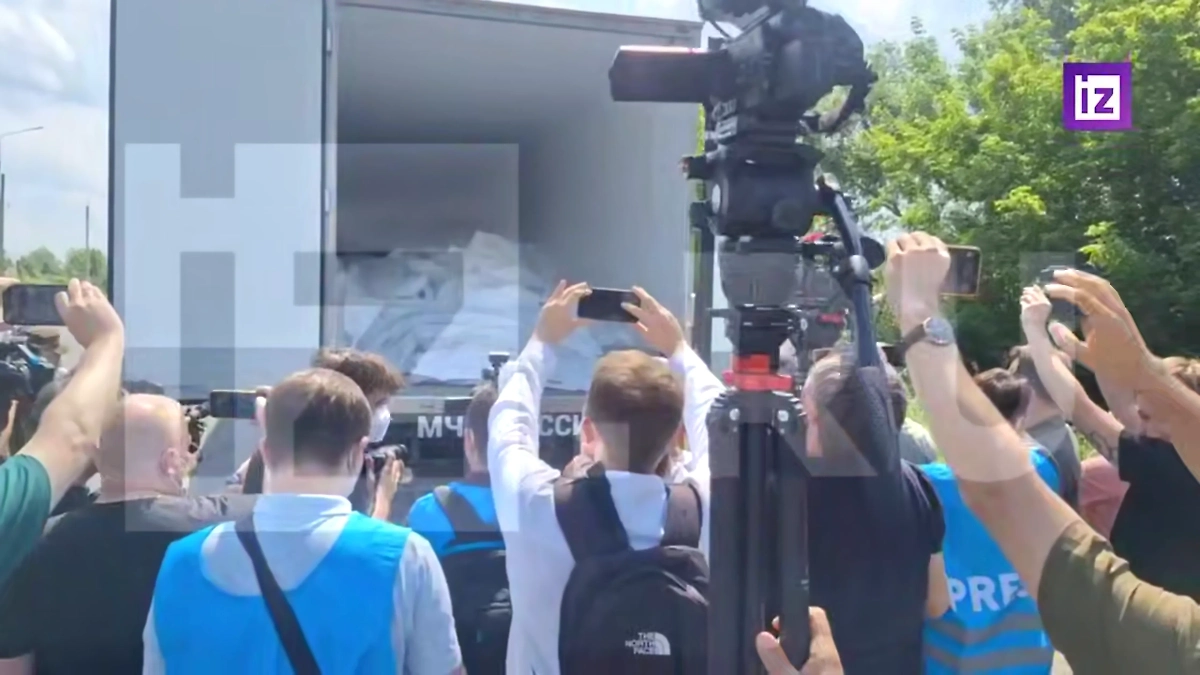 Иностранным журналистам показали готовые к передаче тела бойцов ВСУ. Обложка © Газета «Известия»