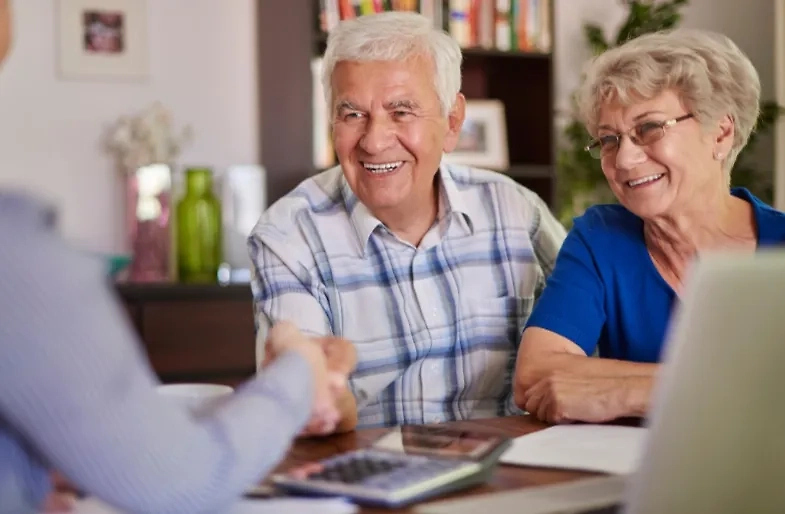 Пенсионеры. Обложка © Freepik / gpointstudio