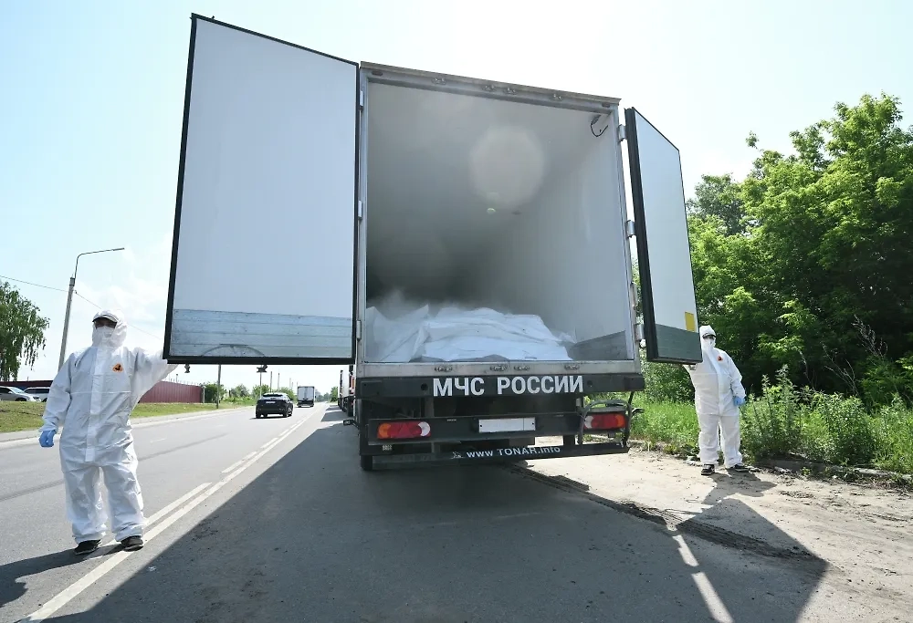 Рефрижераторы с телами украинских военных дожидаются представителей киевского режима. Обложка © РИА «Новости» / Кирилл Зыков