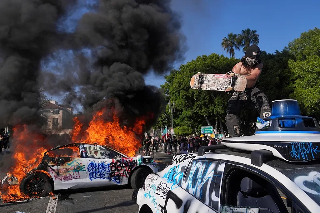 Лос-Анджелес охвачен беспорядками. Обложка © ТАСС / Jae C. Hong