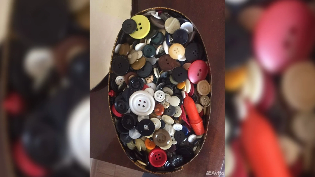 Коробка или банка, где лежат пуговицы и другие швейные принадлежности, была в каждом доме. Фото © Avito