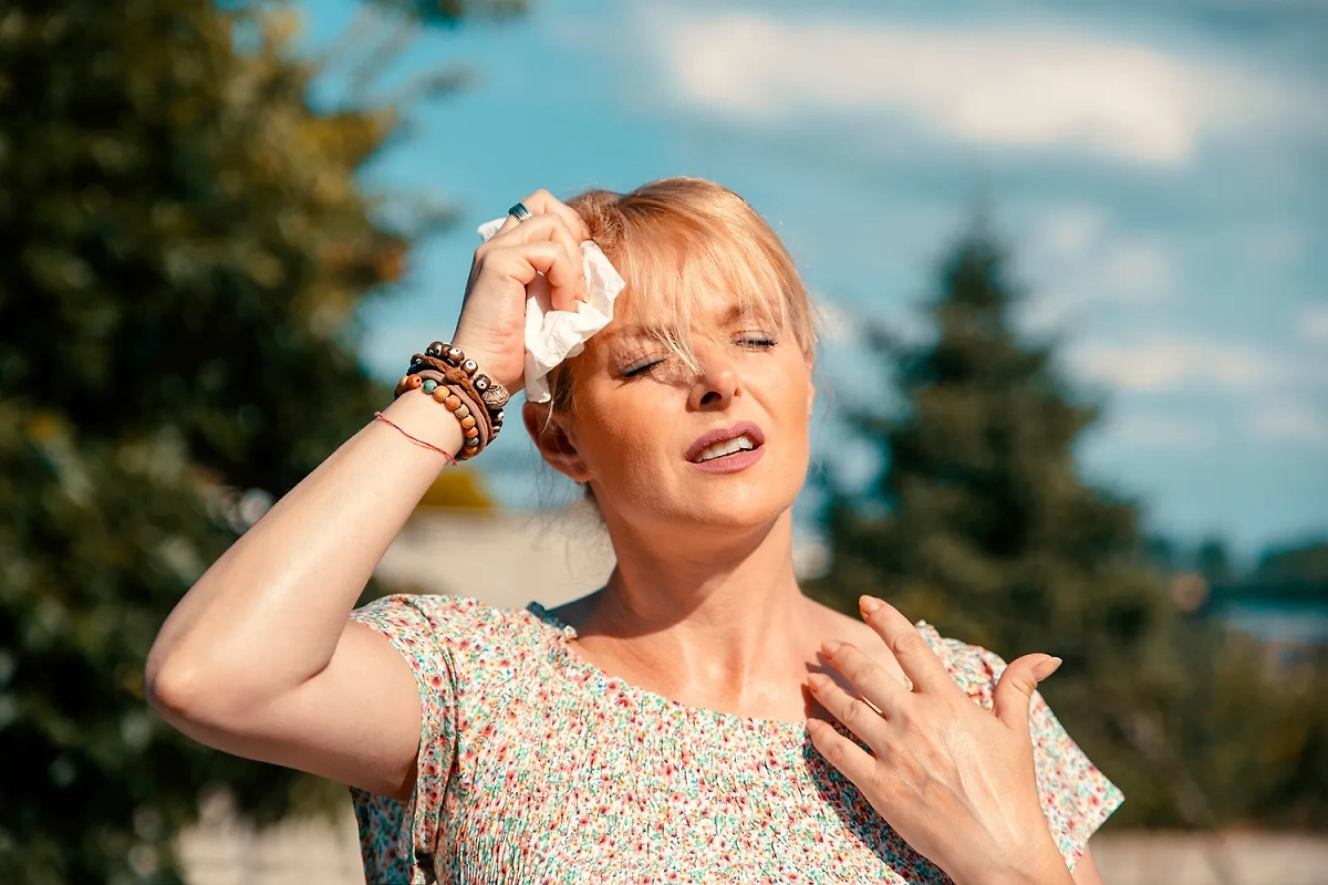 Людям, у кого проблемы с давлением, в жару следует особенно соблюдать меры предосторожности. Обложка © Shutterstock / FOTODOM / Pearl PhotoPix