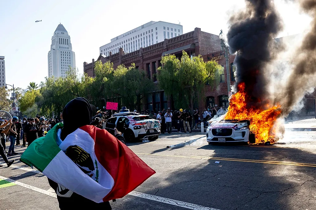 Жители Лос-Анджелеса жгут машины силовиков. Фото © ТАСС / Zuma