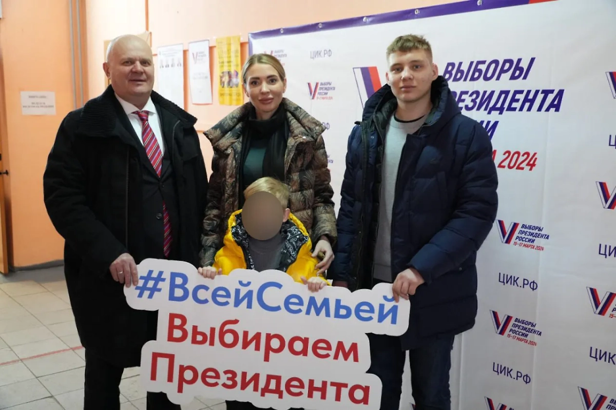 Владислав Логинов с нынешней супругой Анастасией и детьми. Фото © Telegram / Владислав Логинов