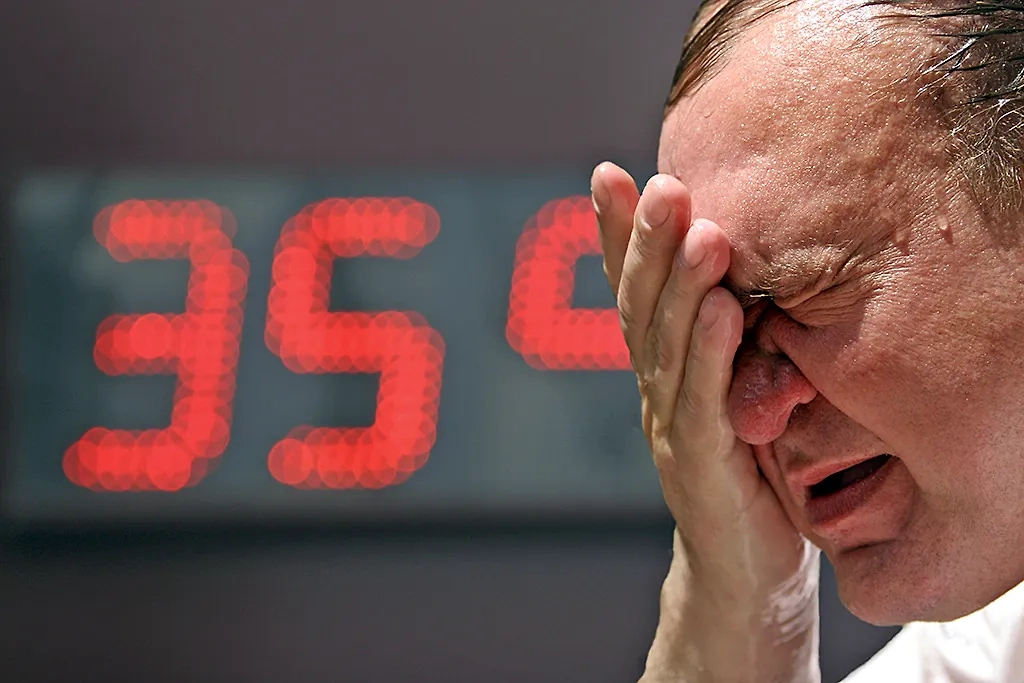 В жару у людей повышается сердцебиение, высок риск головной боли, тошноты и рвоты. Фото © ТАСС / Валерий Матыцин