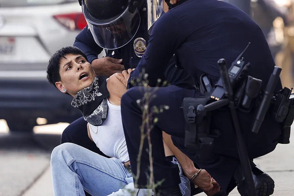 Силовики задержали уже 200 протестующих. Фото © ТАСС / CAROLINE BREHMAN