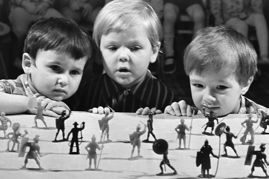 Оловянные солдатики, железная дорога, кубики, порой даже заморское лего — это были детские игрушки в СССР. Фото © ТАСС / Л. Самсонов 