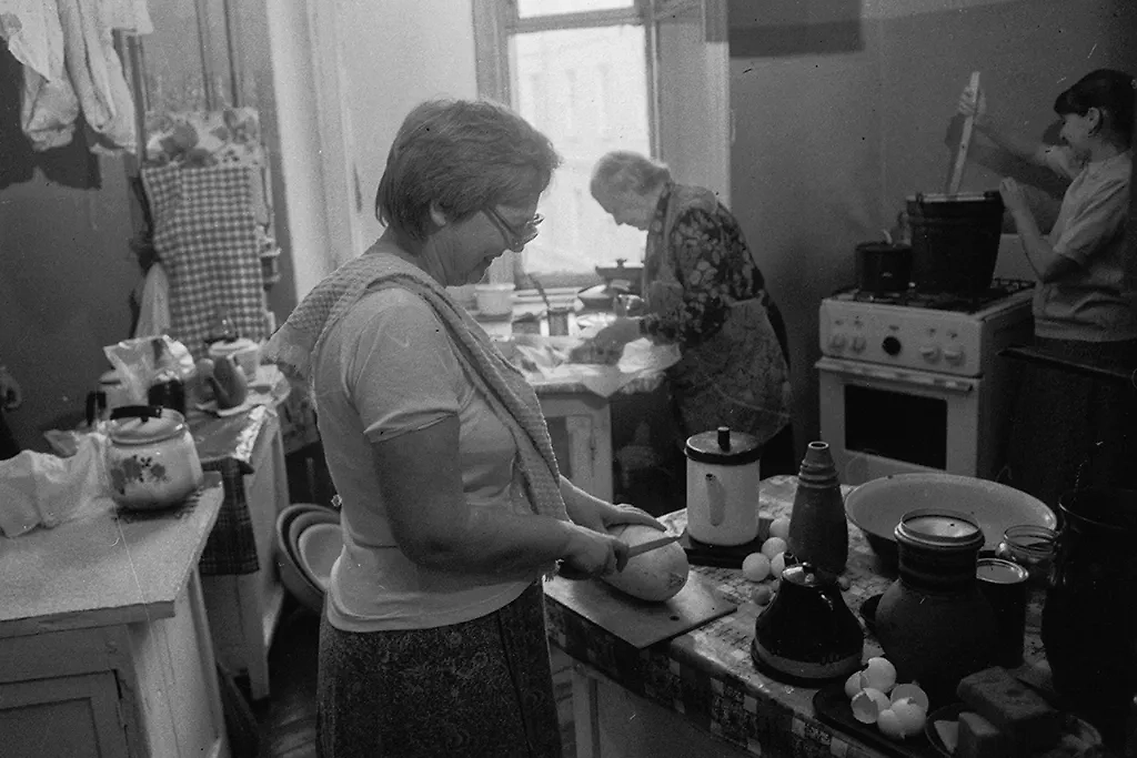 Советские коммуналки: как жили люди в коммунальных квартирах. Фото © ТАСС / Олег Иванов