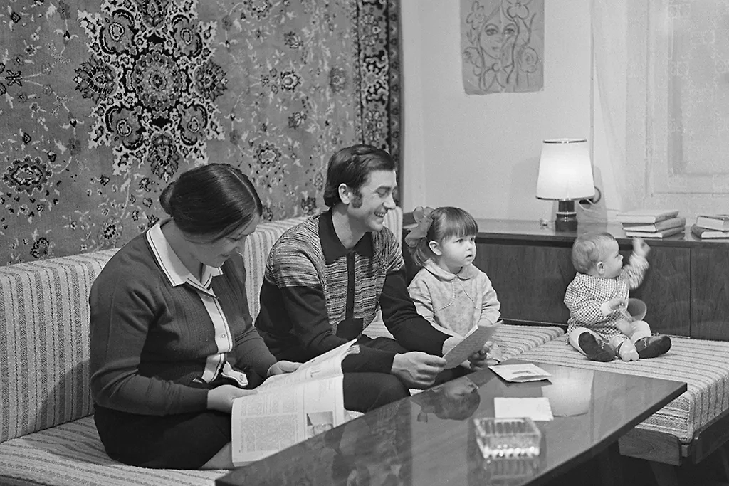 Ковёр в России — больше, чем ковёр. Он должен был развлекать и развивать ребёнка. Фото © ТАСС / Эдгар Брюханенко