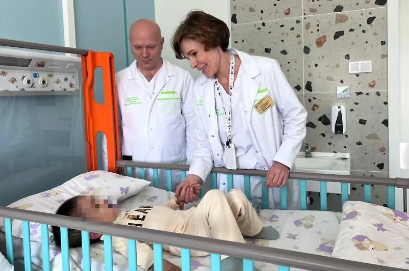 Покалеченный в Шереметьево малыш на реабилитации. Обложка © Telegram / «Воробьёв LIVE»