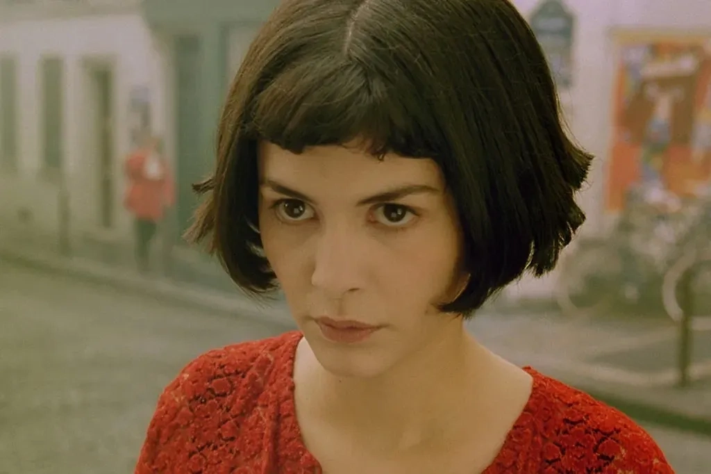 «Амели» — это картина о девушке, которой по жизни было нечем заняться. И она выбрала путь помогать людям (без их согласия). Фото © Фильм «Амели», режиссёр Жан-Пьер Жене, сценаристы Гийом Лоран, Жан-Пьер Жёне / Kinopoisk