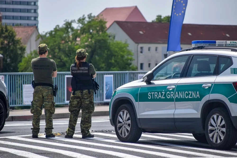 Обложка © Shutterstock / FOTODOM / NGCHIYUI