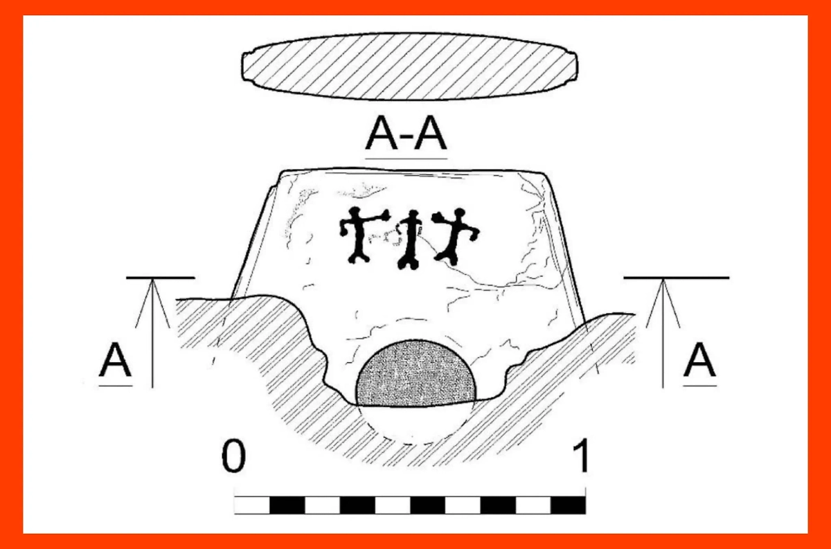 Барельефная композиция на фасадной плите дольмена группы «Чумаки». Фото © Личный архив Андрея Кизилова