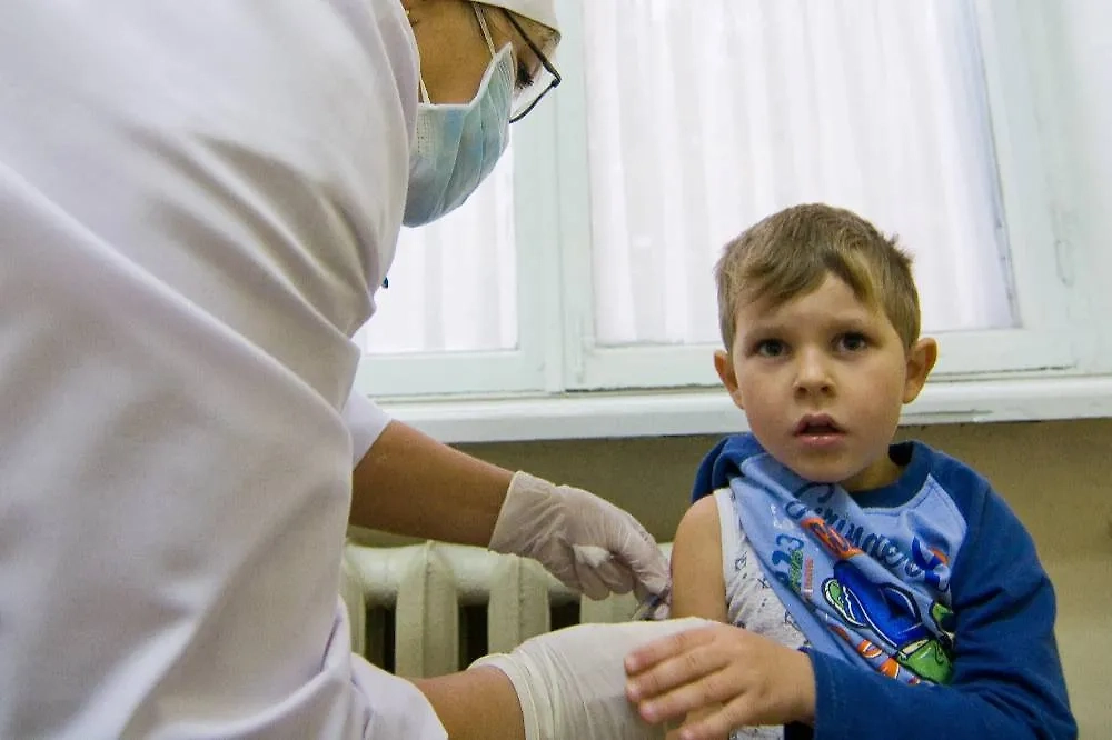 Перед школой ребёнка желательно привить от болезни Лайма. Фото © ТАСС / Русинов