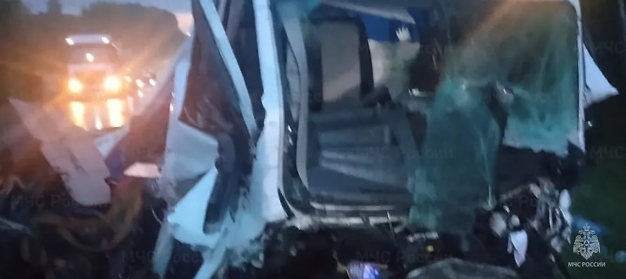 Последствия столкновения иномарки и грузовой «газели». Фото © ГУ МЧС по Калужской области