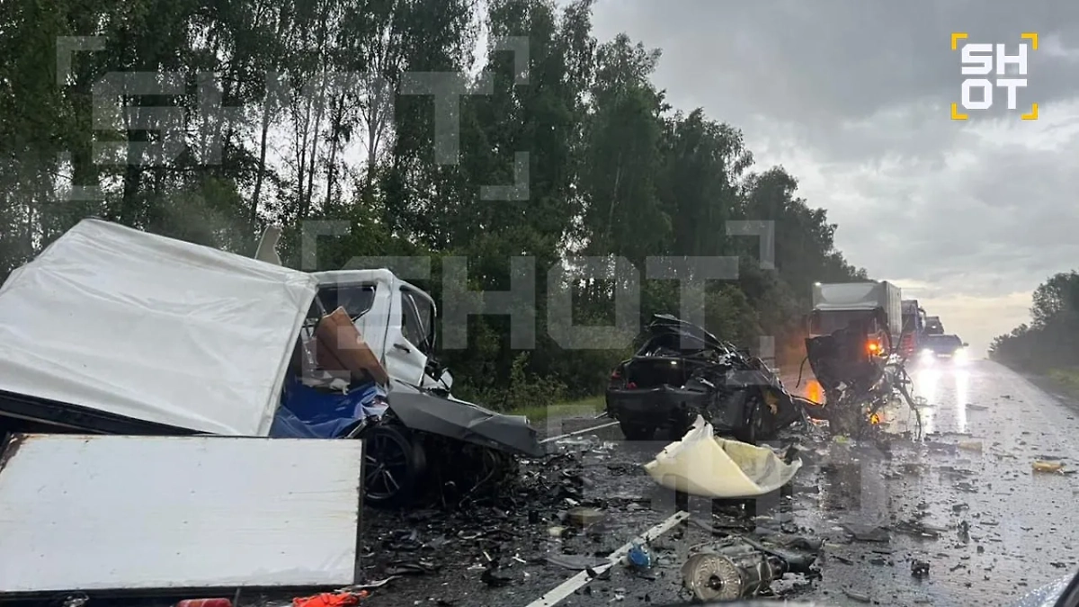 Последствия столкновения иномарки и грузовой «газели». Фото © SHOT